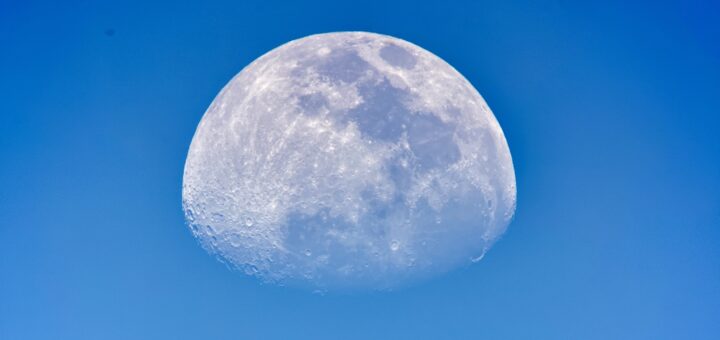 Mond am tagesblauen Himmel - photo by Alexander Korthus 2022